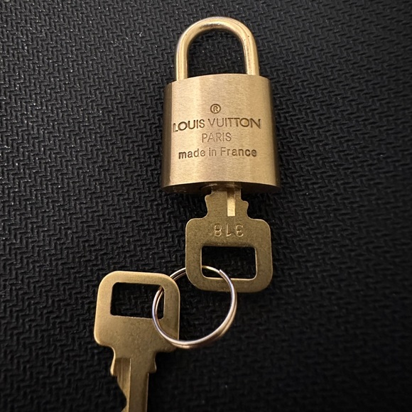 VINTAGE LOUIS VUITTON PAD LOCK 🔐 - Picture 2 of 2